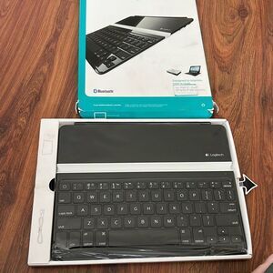 New Logitech IPad two and third generation ultrathin keyboard cover magnetic
